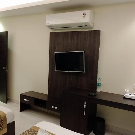 Hotel Solitaire Chinhat Екстер'єр фото