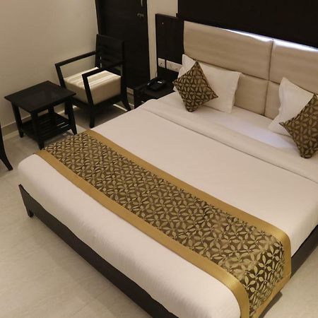 Hotel Solitaire Chinhat Екстер'єр фото