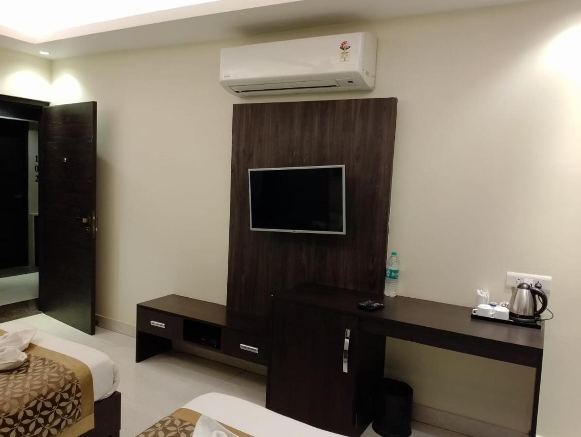 Hotel Solitaire Chinhat Екстер'єр фото