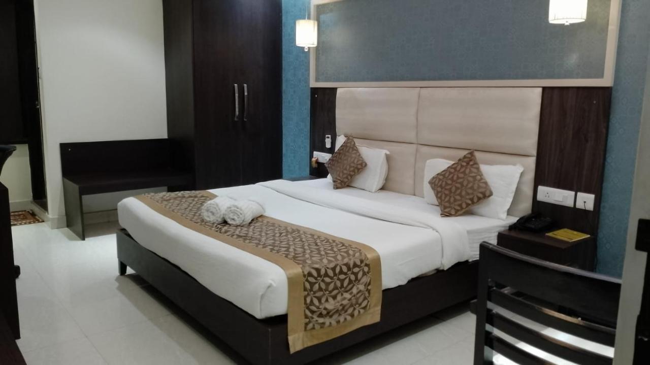 Hotel Solitaire Chinhat Екстер'єр фото