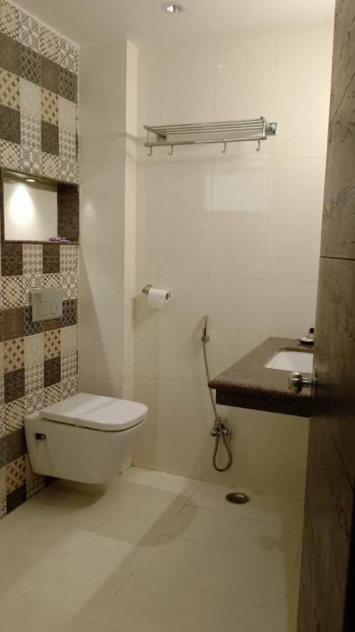 Hotel Solitaire Chinhat Екстер'єр фото