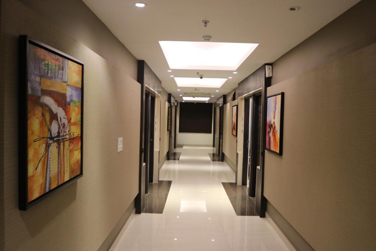 Hotel Solitaire Chinhat Екстер'єр фото