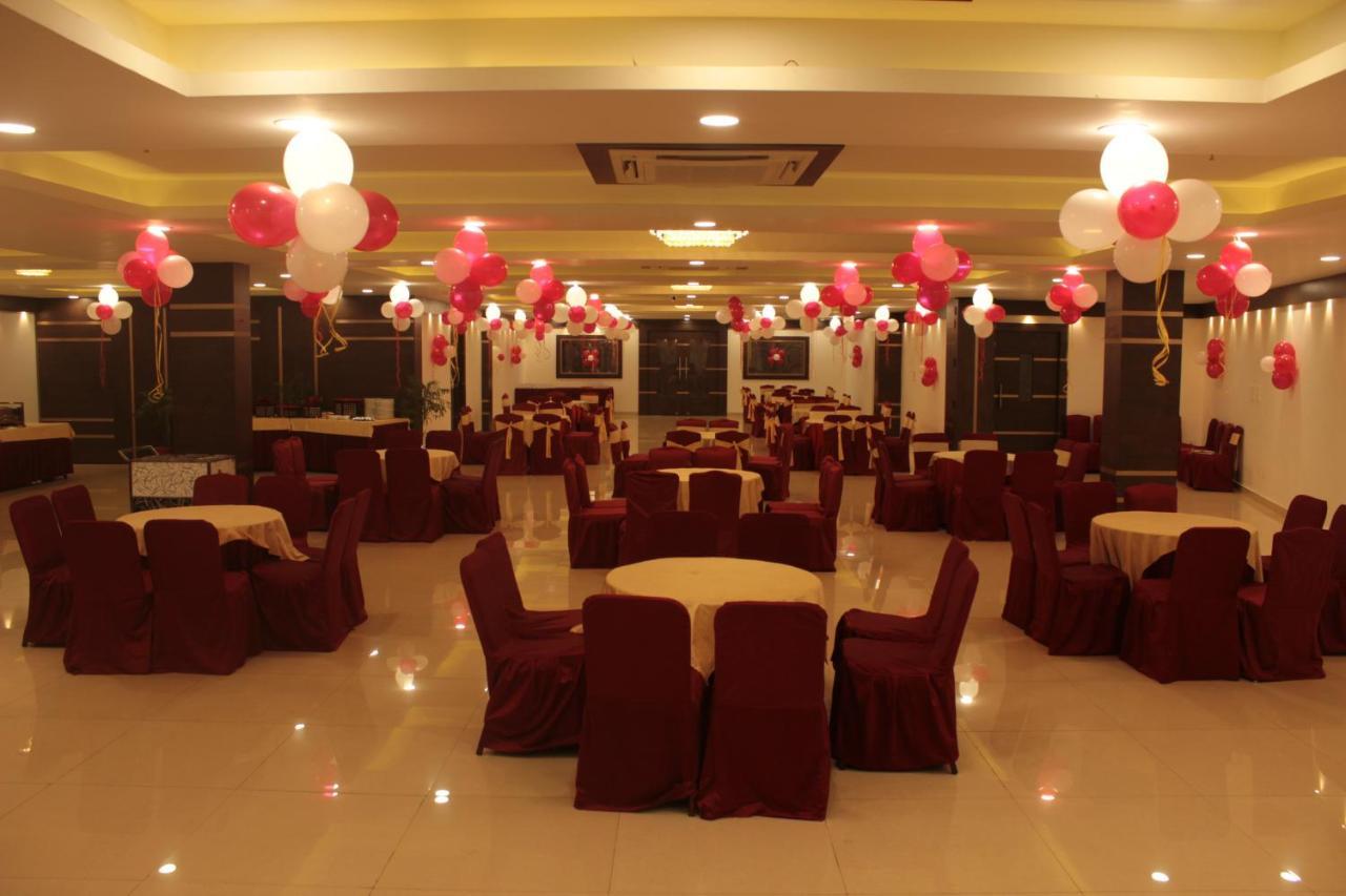 Hotel Solitaire Chinhat Екстер'єр фото