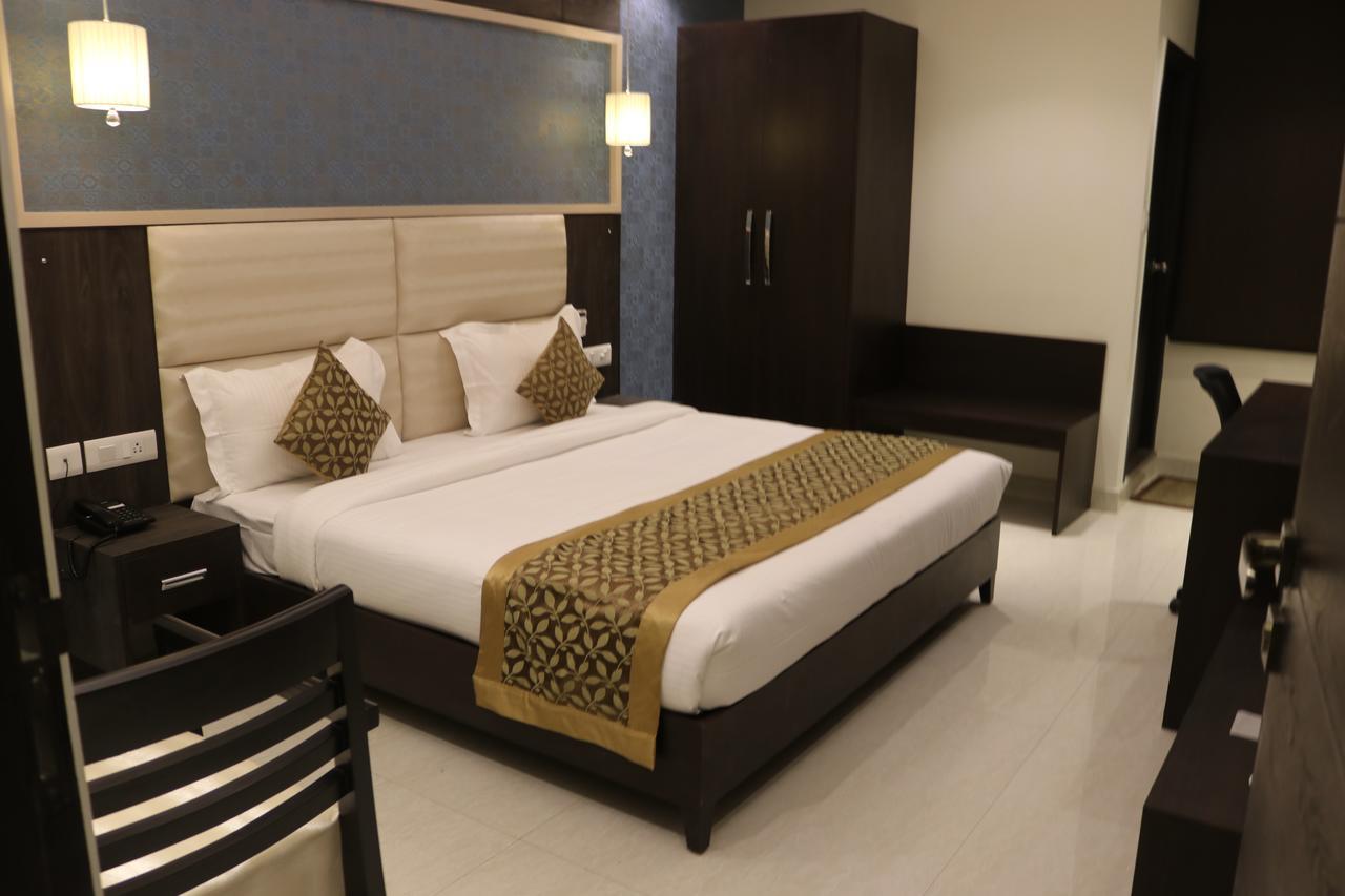Hotel Solitaire Chinhat Екстер'єр фото