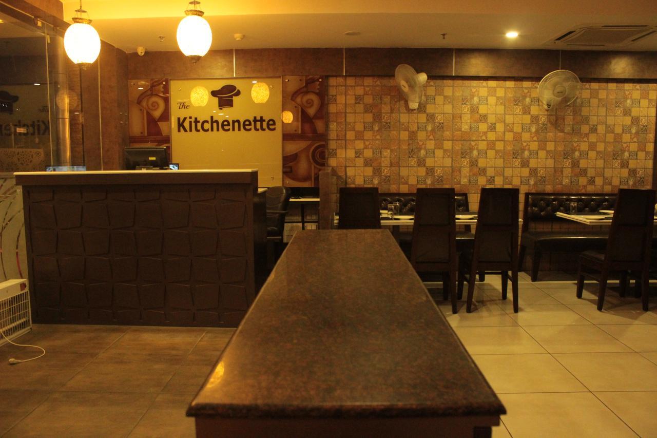 Hotel Solitaire Chinhat Екстер'єр фото