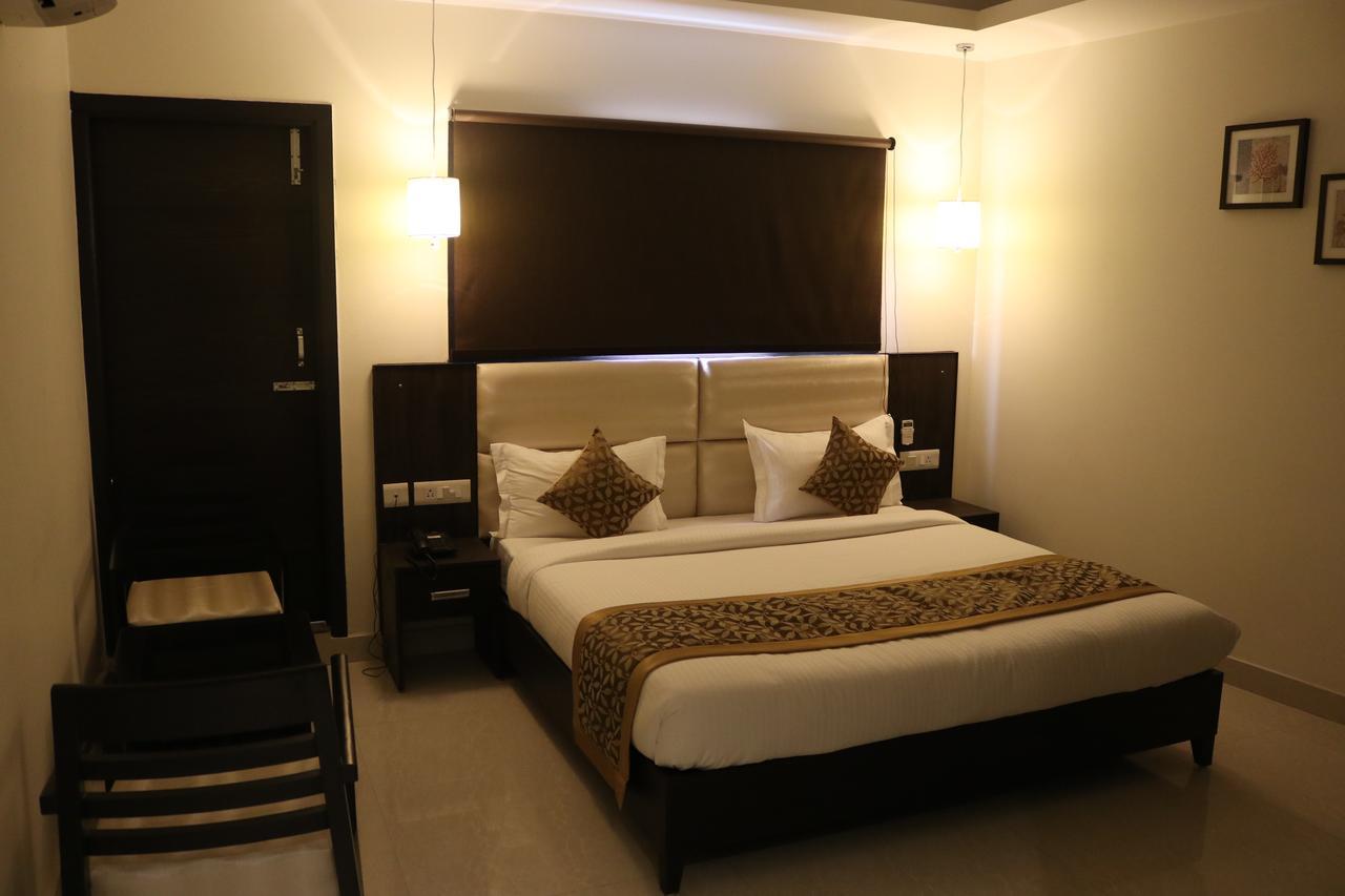 Hotel Solitaire Chinhat Екстер'єр фото