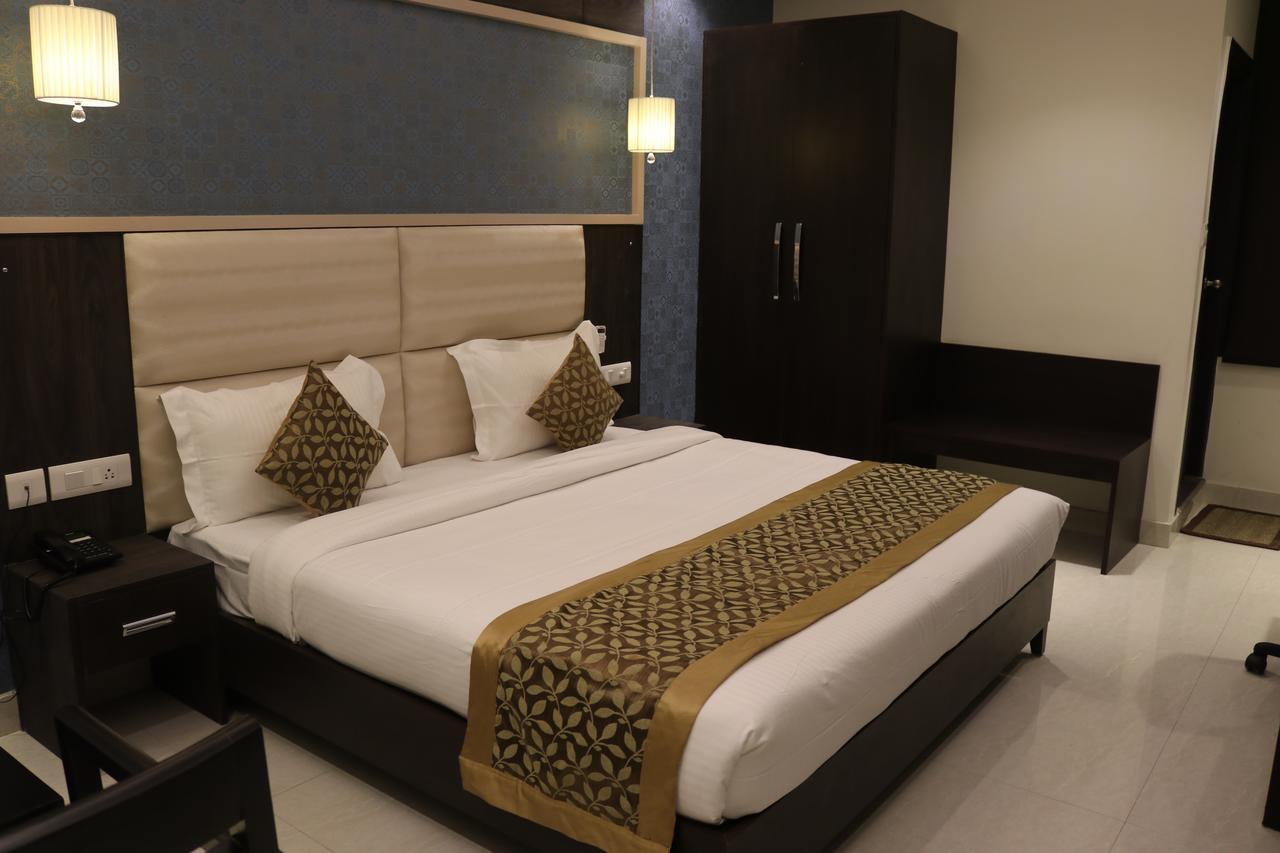 Hotel Solitaire Chinhat Екстер'єр фото