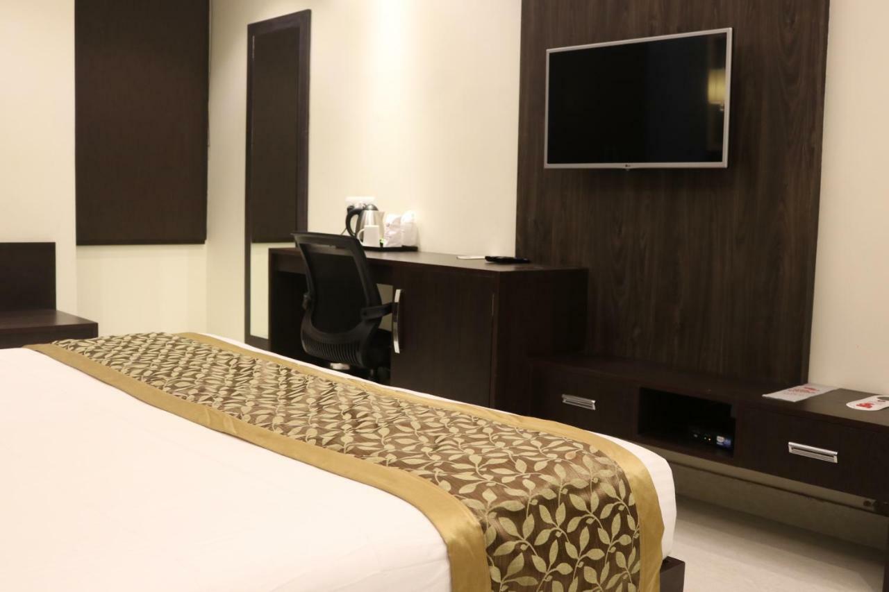 Hotel Solitaire Chinhat Екстер'єр фото