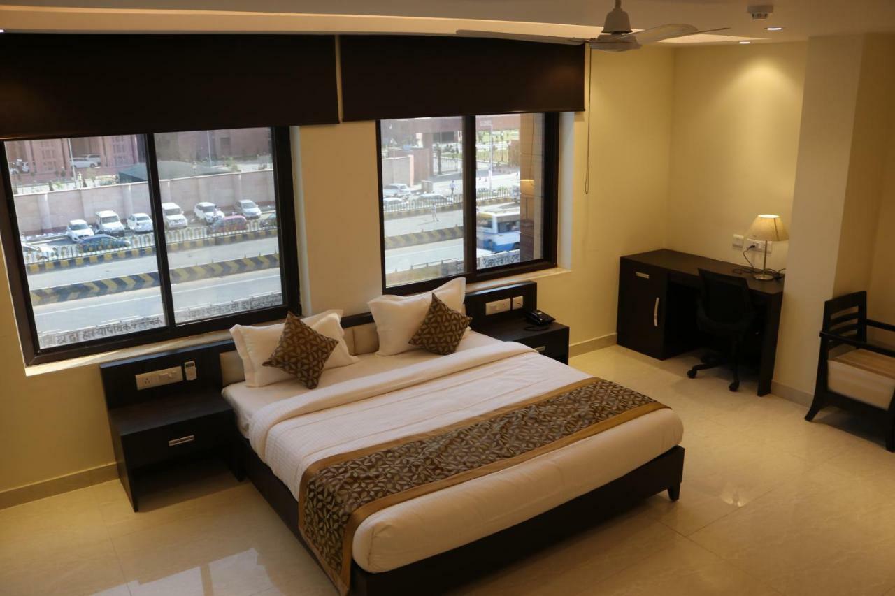 Hotel Solitaire Chinhat Екстер'єр фото