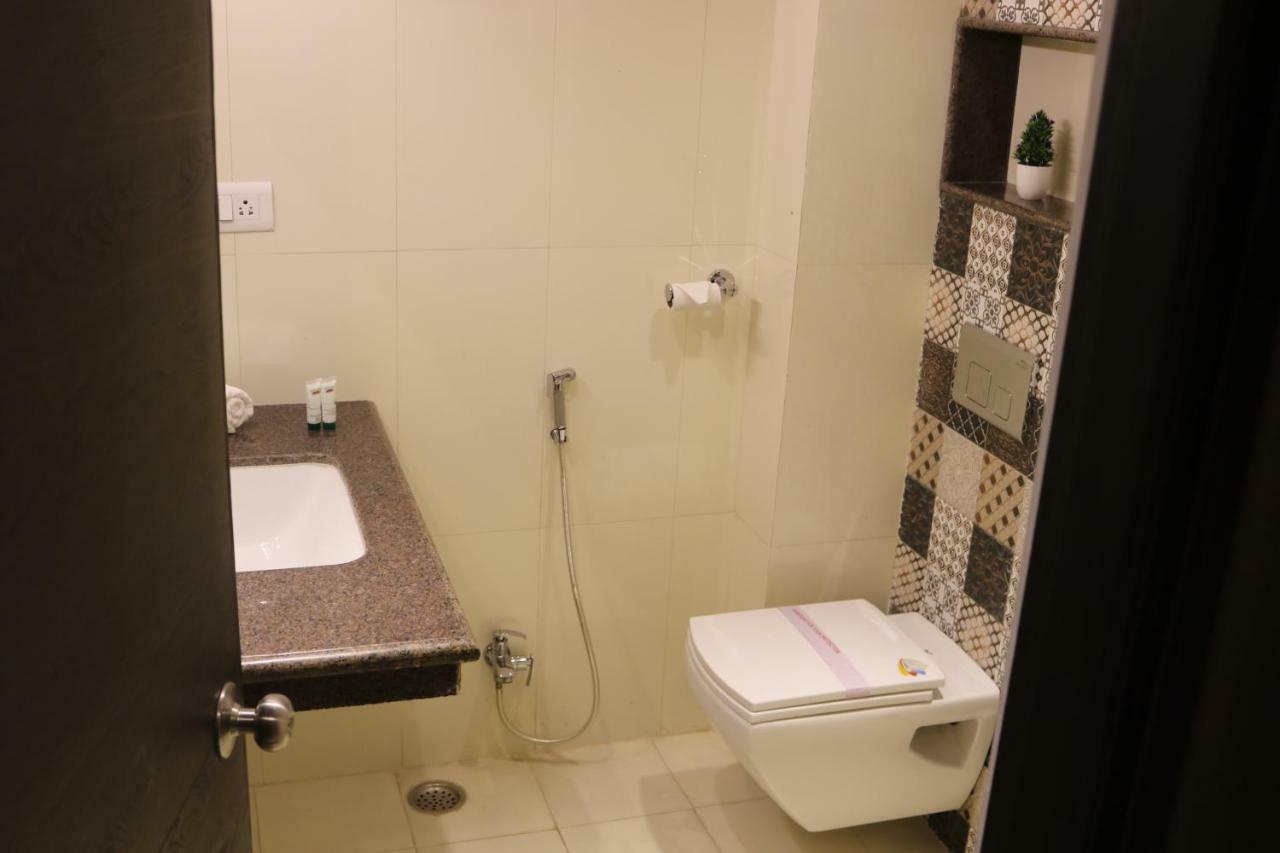 Hotel Solitaire Chinhat Екстер'єр фото