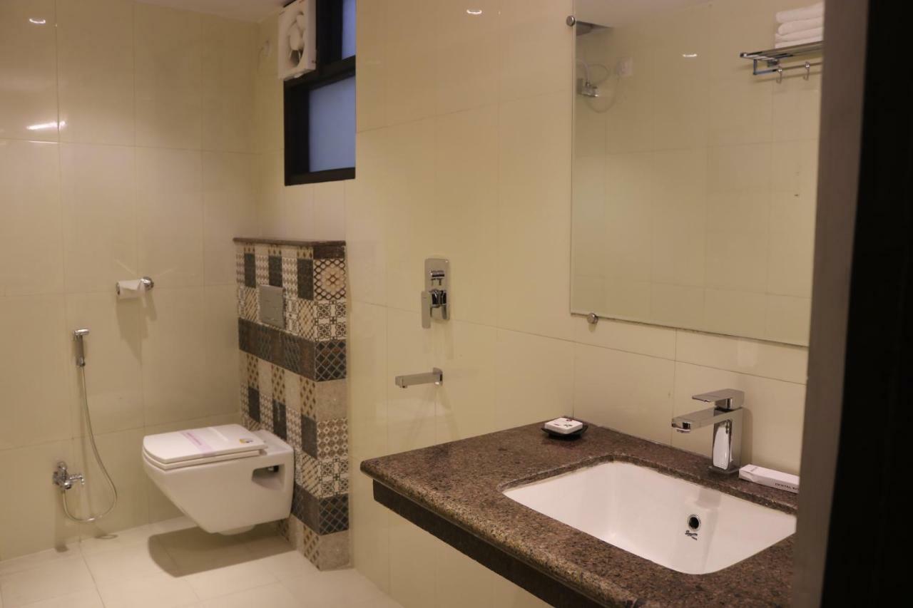 Hotel Solitaire Chinhat Екстер'єр фото