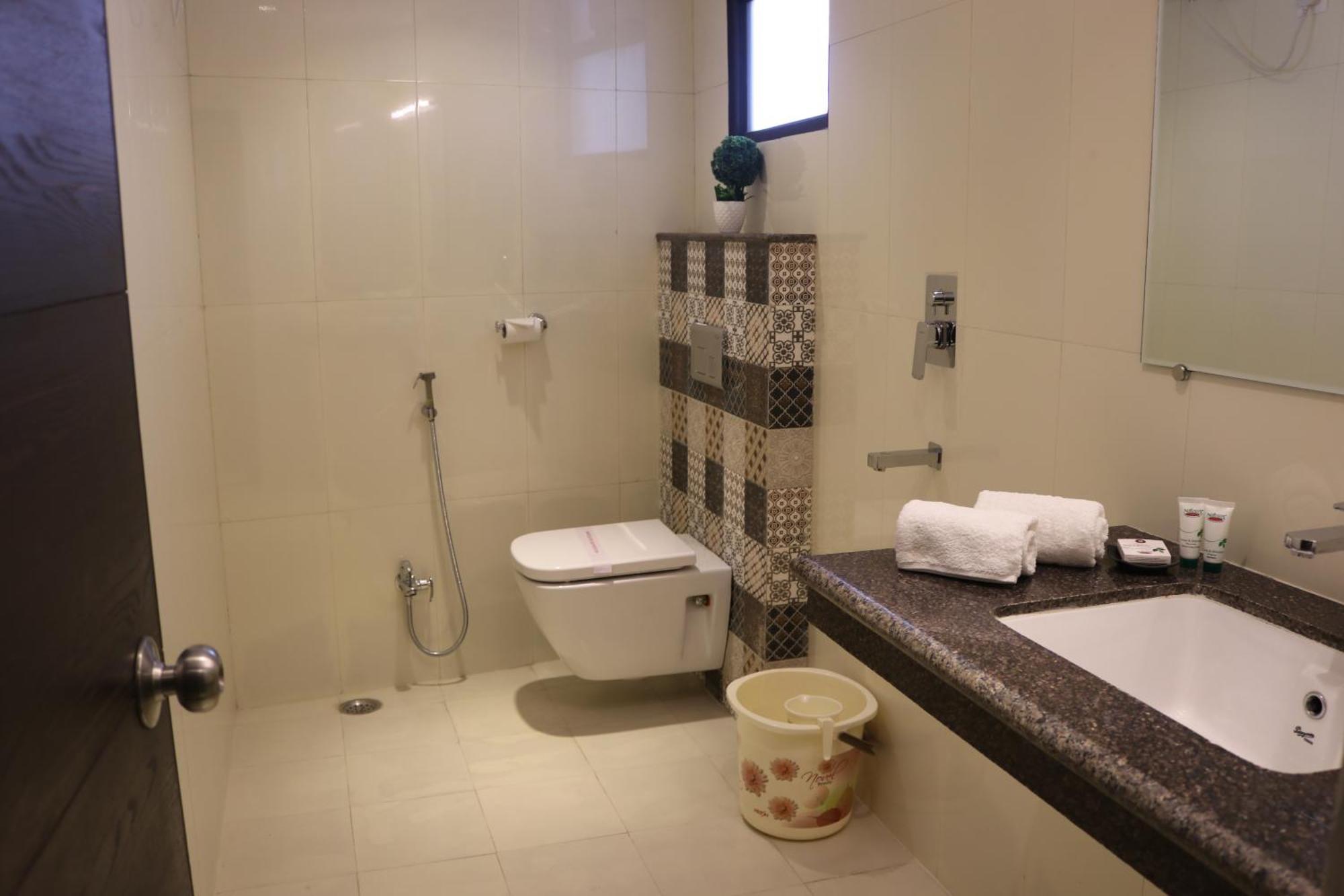 Hotel Solitaire Chinhat Екстер'єр фото