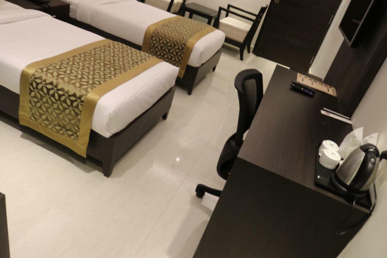 Hotel Solitaire Chinhat Екстер'єр фото