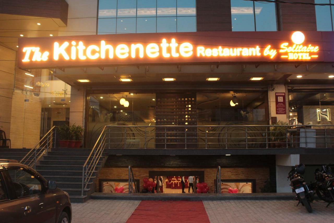 Hotel Solitaire Chinhat Екстер'єр фото